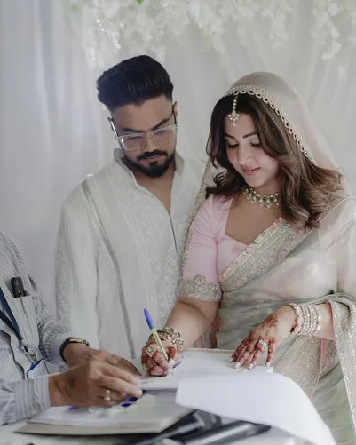 हिना खान मुस्लिम हैं और रॉकी जायसवाल हिंदू धर्म मानते हैं. अलग-अलग धर्मों से ताल्लुक रखने के चलते हिना ने रॉकी संग कोर्ट मैरिज की है.