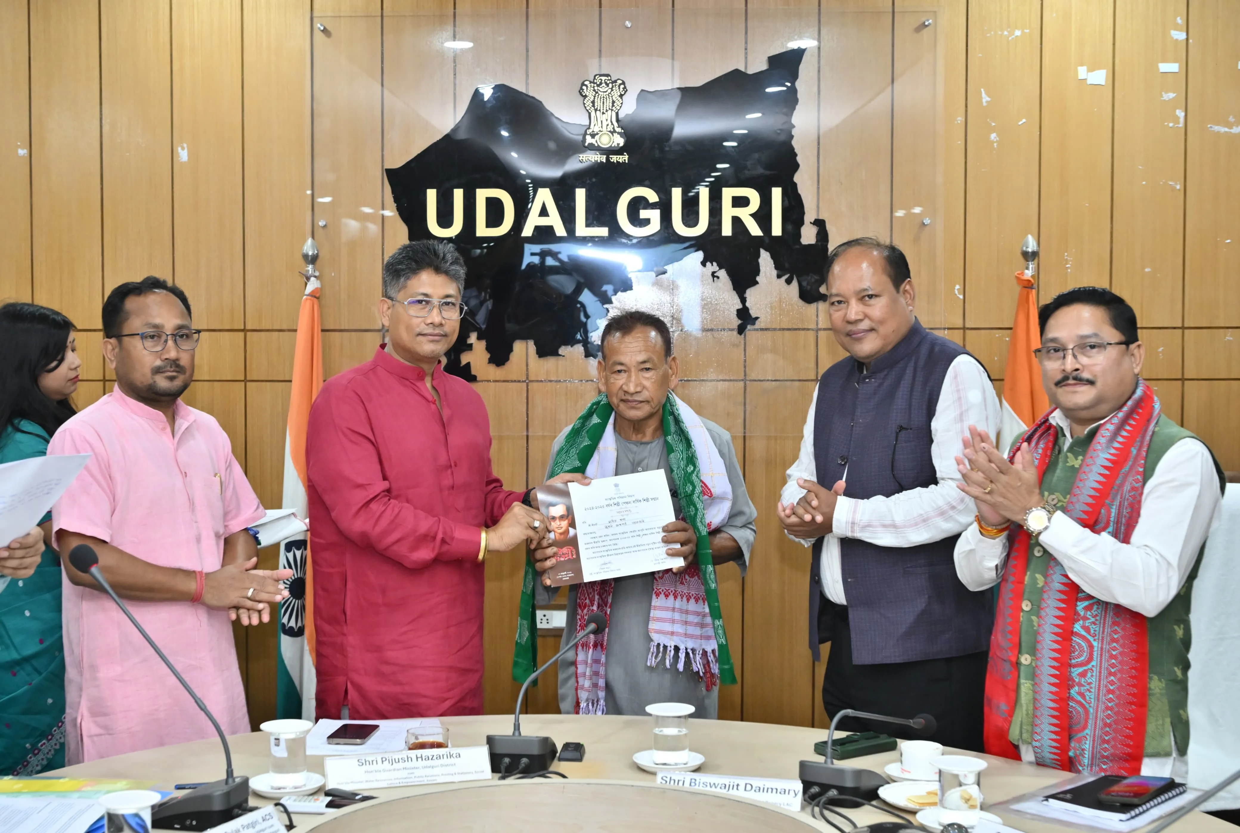 অৰুণোদয় হিতাধীকাৰী নিৰ্বাচনৰ বাবে গঠিত ওদালগুৰি জিলা পৰ্যায়ৰ নিৰীক্ষণ সমিতিৰ বৈঠকত পীযুষ হাজৰিকাৰ অংশগ্ৰহন