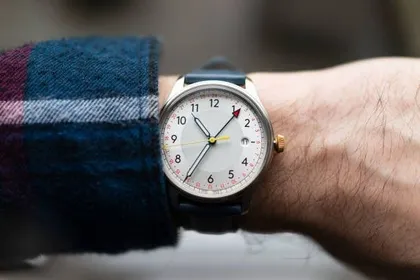 कभी हाथ पर न बांधें किसी दूसरे की घड़ी, शुरू हो जाएगा उल्टा समय - Vastu  shastra says never tie anyone wrist watch on your hand brings bad luck  makes you money