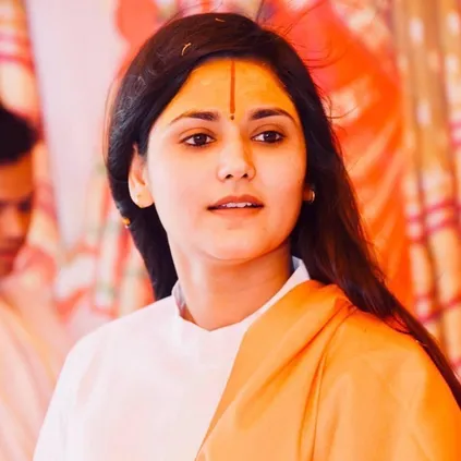 खूबसूरती में जया किशोरी से कम नहीं हैं कथावाचक निधी, 7 साल की उम्र में ही  कंठस्‍थ हो गई थी श्रीमद्भागवत गीता | Katha Vachak Devi Nidhi Saraswat Is  More Beautiful Jaya