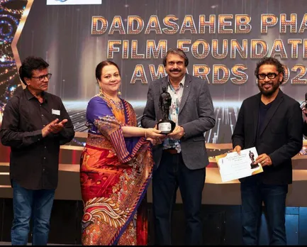 Evergreen Mandakini presents the Phalke FF Award 2025 to Sr Journalist Chaitanya Padukone--while  Ashfaque and Shoojit-da appreciate