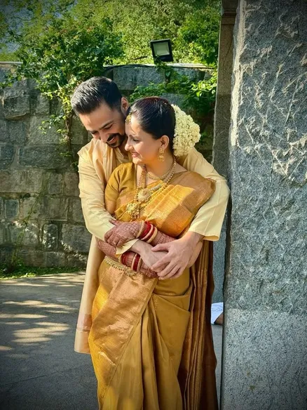 Saath Nibhaana Saathiya Fame Gia Manek Marries Actor Varunn Jain, Drops  Adorable Wedding Pics