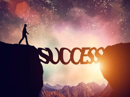 UPSC IAS Success Story in Hindi: मजबूत इच्छाशक्ति, कठिन परिश्रम से मुमकिन