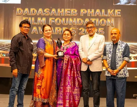 Singer Purnima S gets her trophy from Mandakini