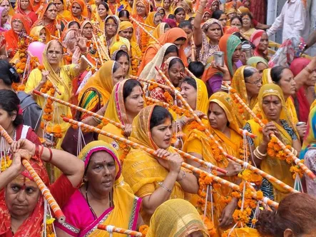 For the first time, women took out Kanwar Yatra in Rajasthan's Pali. | 111  कांवड़ लेकर महिला श्रद्धालु शिव के जयकारे लगाते चलीं: पाली में निकाली कांवड़  यात्रा, सोमनाथ ...