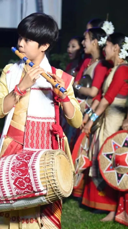 
বিহুৰ ধামখুমীয়াৰ মাজত আপোনাৰ শিশুটিক পৰিচয় কৰাই দিয়ক বিহুৰ বাদ্যযন্ত্ৰসমূহৰ সৈতে