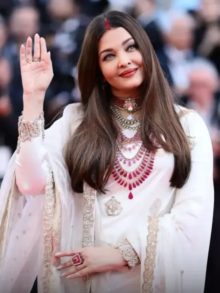 Cannes Film Festival Aishwarya Rai Bachchan red carpet white banarasi saree video viral