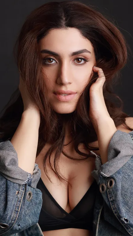 Delbar Arya’s Sassy Blazer & Bralette Combo for Major Boss Babe Vibes