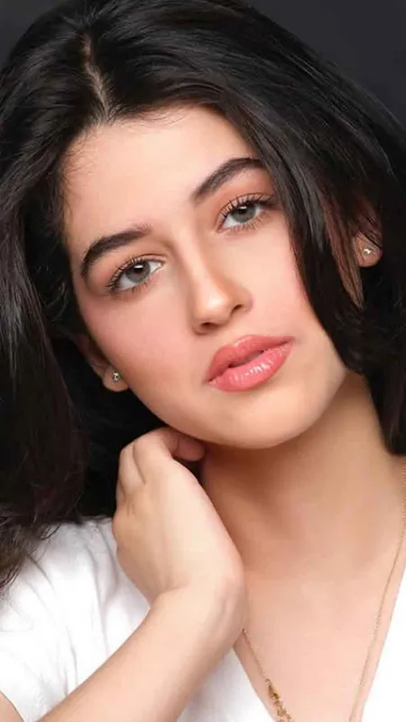 Rajesh Khanna's Granddaughter Naomika to Debut with Amitabh's Grandson!