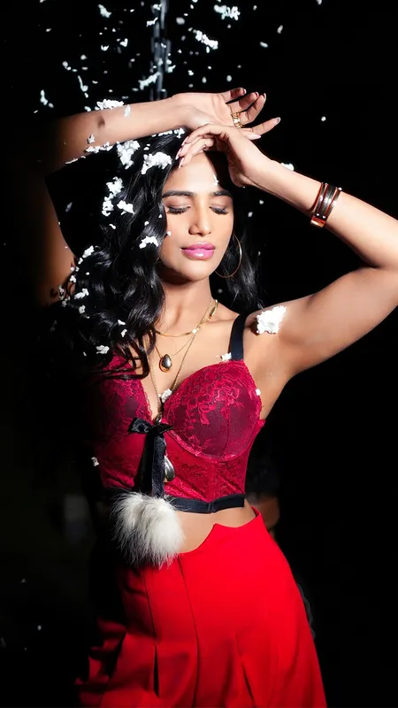 Poonam Pandey Fan Misbehave: Fan Tries to Kiss Her, Leaves Her Shocked