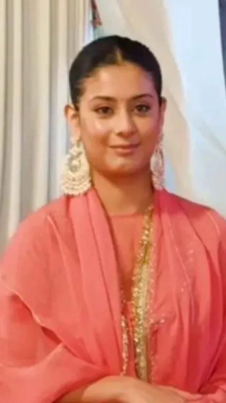 Isha Malviya Visits Shiv Temple in Mumbai on Mahashivratri, Performs Hawan