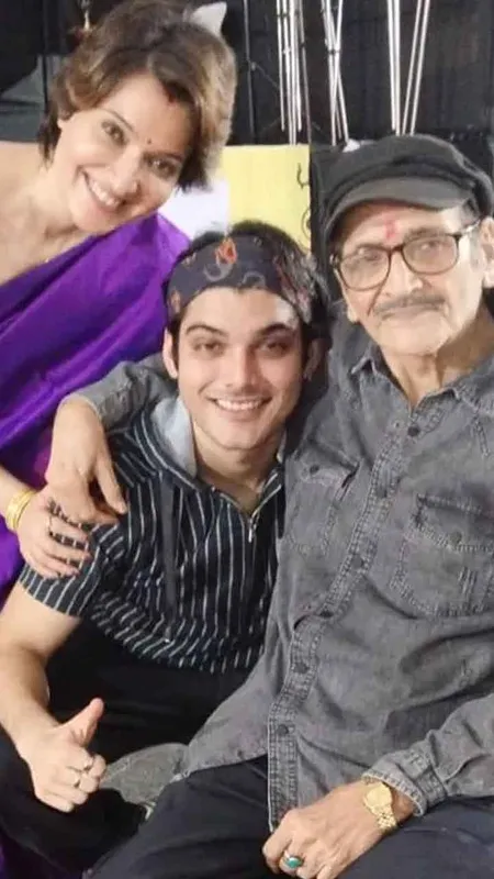 Top celebs Rakesh Roshan, Ameet Satam, Arpita Pal, Madhushree seek blessings at veteran-movie-star Biswajeet Chatterjee's 22nd Year Juhu Scheme Durgotsav Pandal !! By Sr. Journalist Chaitanya Padukone