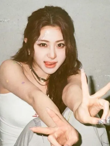 LE SSERAFIM Shares Retro Style Concept Photos of Upcoming Album