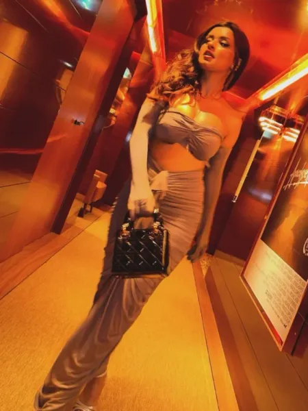 Avneet Kaur Flaunts Curves in Hot Body-hugging Outfit