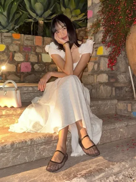 BLACKPINK Lisa Flaunts Slim Figure in White, Looks Hot