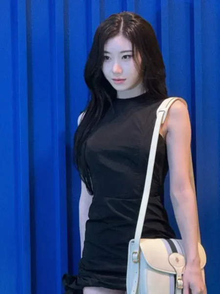 ITZY Chaeryeong sets the Internet Ablaze in Black Mini Dress