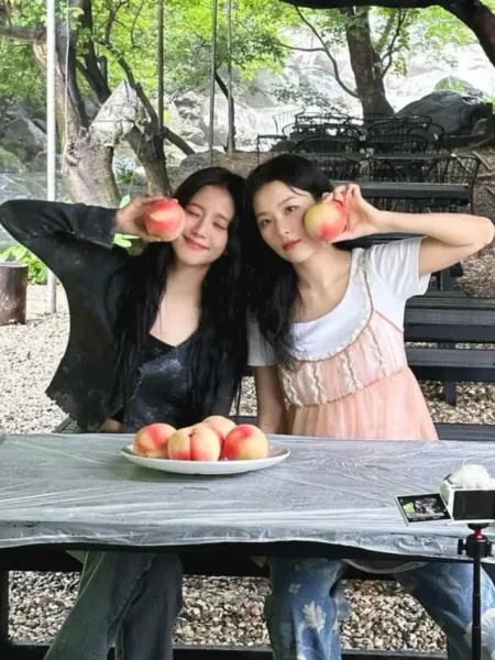 BLACKPINK Jisoo Shares Cute Pics with RED VELVET Seulgi