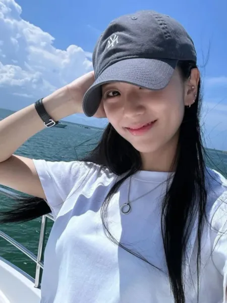 BLACKPINK Jisoo Shares Glimpse of her Beachside Vacation