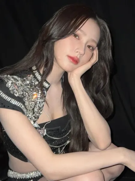 (G)I-DLE Miyeon Shimmers in Stunning Black Outfit
