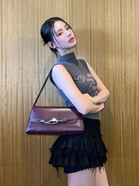 (G)I-DLE Miyeon Looks Smoking Hot in Black Mini Skirt