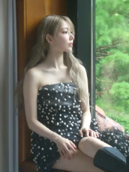 LE SSERAFIM Sakura Exudes Charm in Black Dress