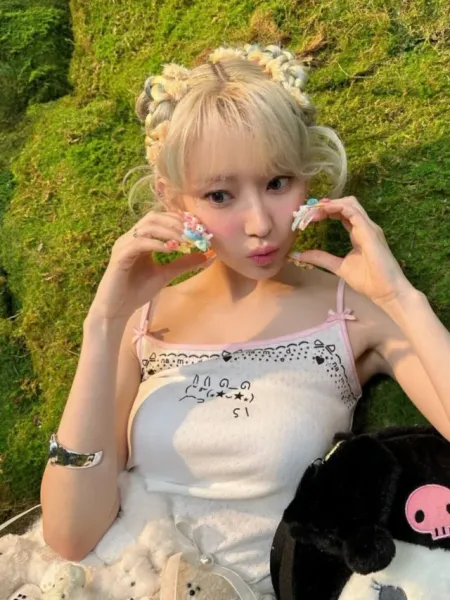 LE SSERAFIM Sakura Stuns in Unique Look, Fans React