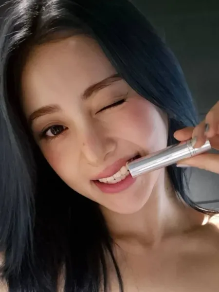 LE SSERAFIM Yunjin Exudes Charm in New Clicks