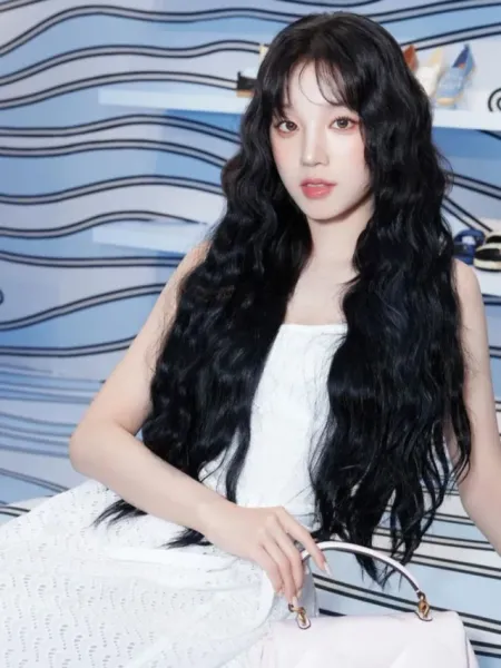 (G)I-DLE Yuqi Exudes Radiance in Graceful White
