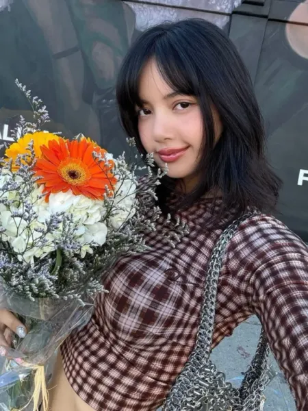 BLACKPINK Lisa Looks Uber Cool in Casual Fit
