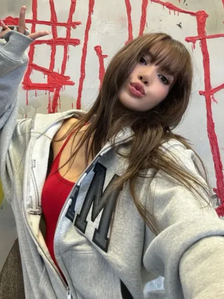 BLACKPINK Lisa Looks Smoking Hot in New Photos
