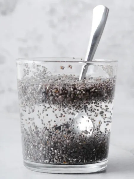 5 Amazing Health Benefits of Drinking Black Raisin And Chia Seed Water