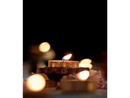 Decorate Diyas (Freepik)