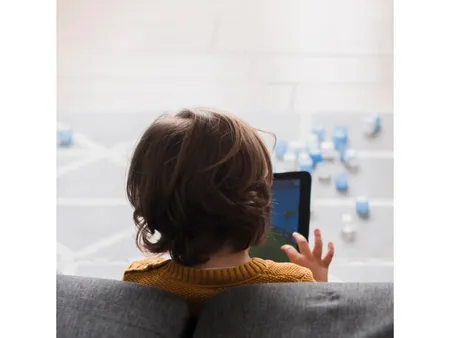 Children With Mobile(Freepik)