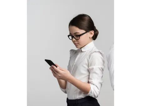 Children With Mobile(Freepik)