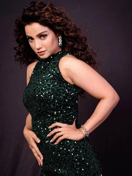 cropped-ADA-KHAN-IN-GLITTER-DRESS.jpg