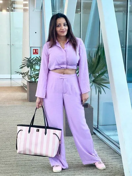 MONALISA AIRPORT LOOK