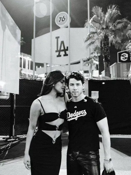 cropped-Priyanka-Chopra-and-Nick-Jonas-Pictures-5.jpg