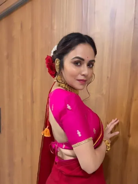 Amruta Khanvilkar Saree Video Viral