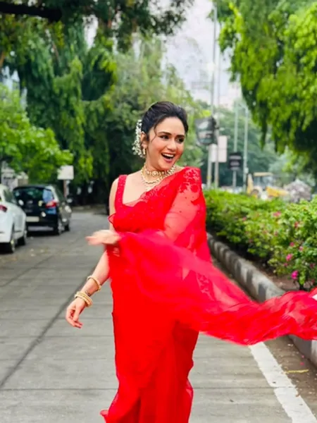 amruta-khanvilkar-video (1)