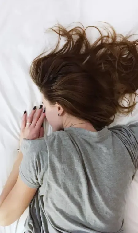 Sleeping-under-six-hours-daily-increases-cortisol-and-accelerates-visible-aging-within-three-years.