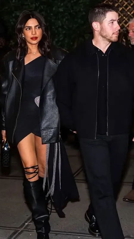 प्रियंका और निक ने वेडिंग एनिवर्सरी डिनर पर ब्लैक में किया ट्विन