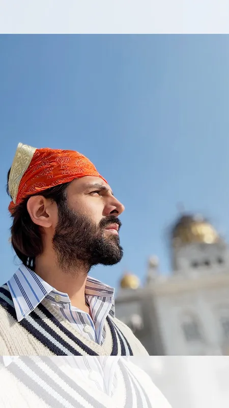 Kartik Aaryan ने नए साल से पहले गुरुद्वारा बंगला साहिब में टेका मत्था