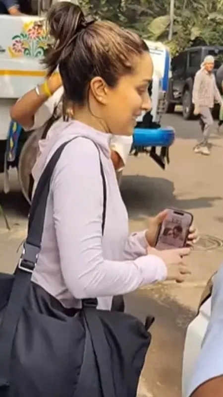 श्रद्धा के मोबाइल वॉलपेपर में दिखे राहुल मोदी? फैंस ने पकड़ी खास झलक