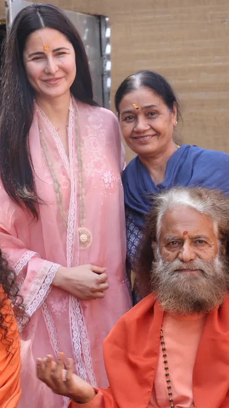 Maha Kumbh: अपनी सासू मां के साथ महाकुंभ पहुंची Katrina Kaif, बोली-'यहां आना बहुत सौभाग्य की बात है'