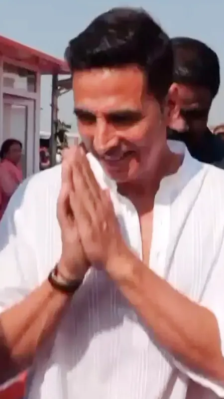 Akshay Kumar ने महाकुंभ में लगाई आस्था की डुबकी, एक्टर ने की सीएम योगी की तारीफ