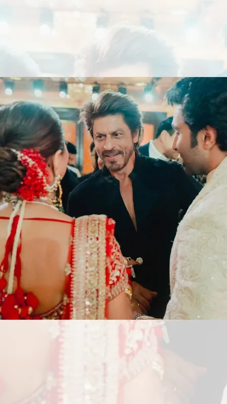 Aadar Jain की शादी में Shah Rukh Khan की हुई सीक्रेट एंट्री, न्यूली वेड को गले लगाकर दिया था आशीर्वाद