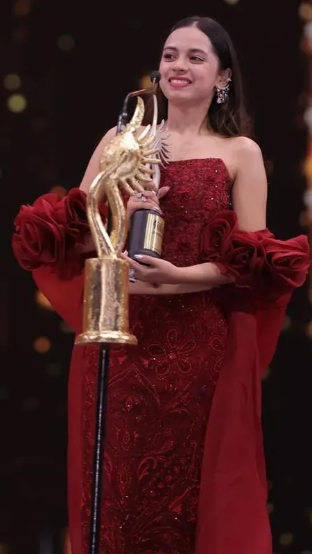 IIFA Awards 2025: Nitanshi Goel ने आलिया भट्ट, कैटरीना कैफ को पछाड़कर जीता बेस्ट एक्ट्रेस अवॉर्ड, मंच पर रो पड़ी Laapataa Ladies की एक्ट्रेस