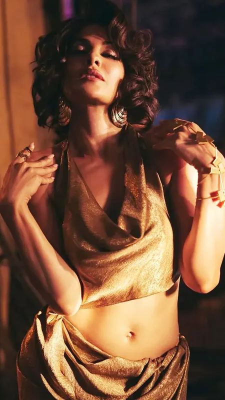 jacqueline fernandez:ग्लैमरस अंदाज में कहर ढा रही हैं ये एक्ट्रेस, गोल्डन आउटफिट और शॉर्ट हेयर लुक बना चर्चा का विषय