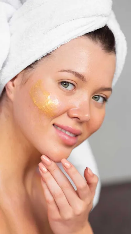 ग्लोइंग स्किन के लिए ऐसे करें हल्‍दी का इस्‍तेमाल!