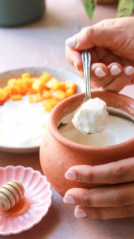 बारिश में दही के साथ भूलकर भी न खाएं ये 5 चीजें